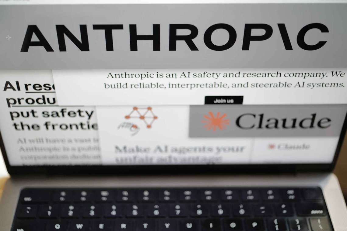 Sider fra Anthropics nettsted og selskapets logoer vises på en dataskjerm i New York 26. februar 2026. Foto: Patrick Sison, AP-NTB. Sider fra Anthropics nettsted og selskapets logoer vises på en dataskjerm i New York 26. februar 2026. Foto: Patrick Sison, AP-NTB.