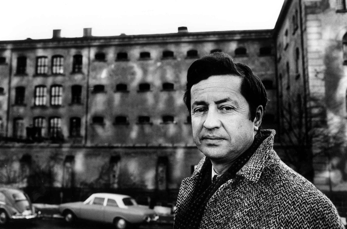 Jens Bjørneboe (1920-1976) utenfor politistasjonen i Møllergata 19 i Oslo i 1965. Foto: Sverre A. Børretzen / Aktuell / NTB. Jens Bjørneboe (1920-1976) utenfor politistasjonen i Møllergata 19 i Oslo i 1965. Foto: Sverre A. Børretzen / Aktuell / NTB.