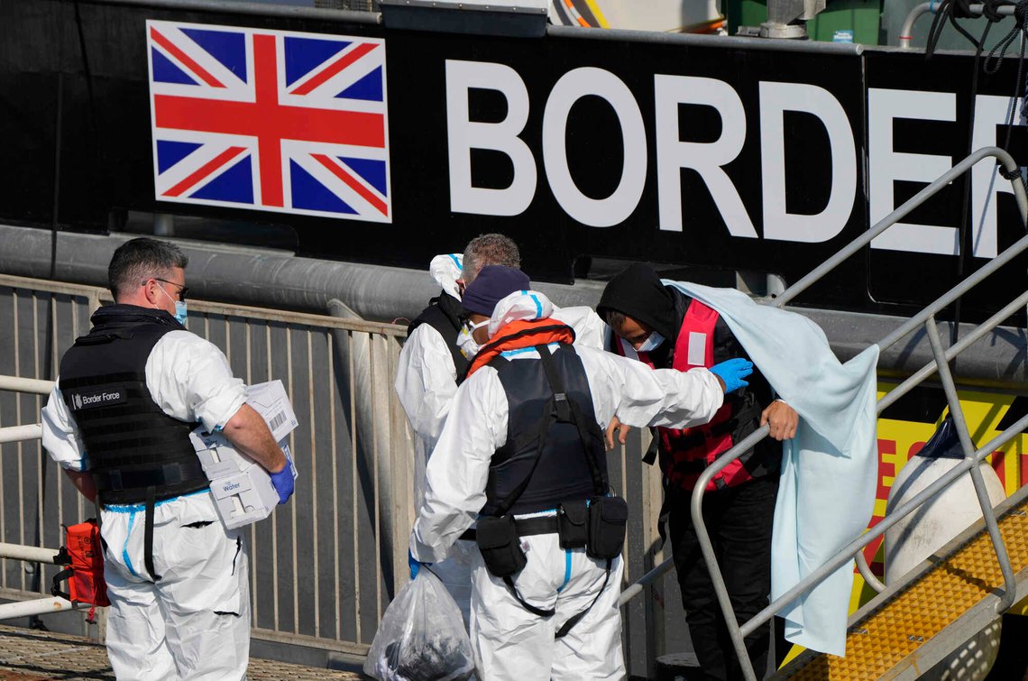 Den britiske grensen er vid åpen, i alle fall hvis man ankommer over Den engelske kanalen i båt fra Frankrike. Nå øker antallet båtmigranter fra Belgia også. Foto: AP /Alastair Grant/ NTB Den britiske grensen er vid åpen, i alle fall hvis man ankommer over Den engelske kanalen i båt fra Frankrike. Nå øker antallet båtmigranter fra Belgia også. Foto: AP /Alastair Grant/ NTB