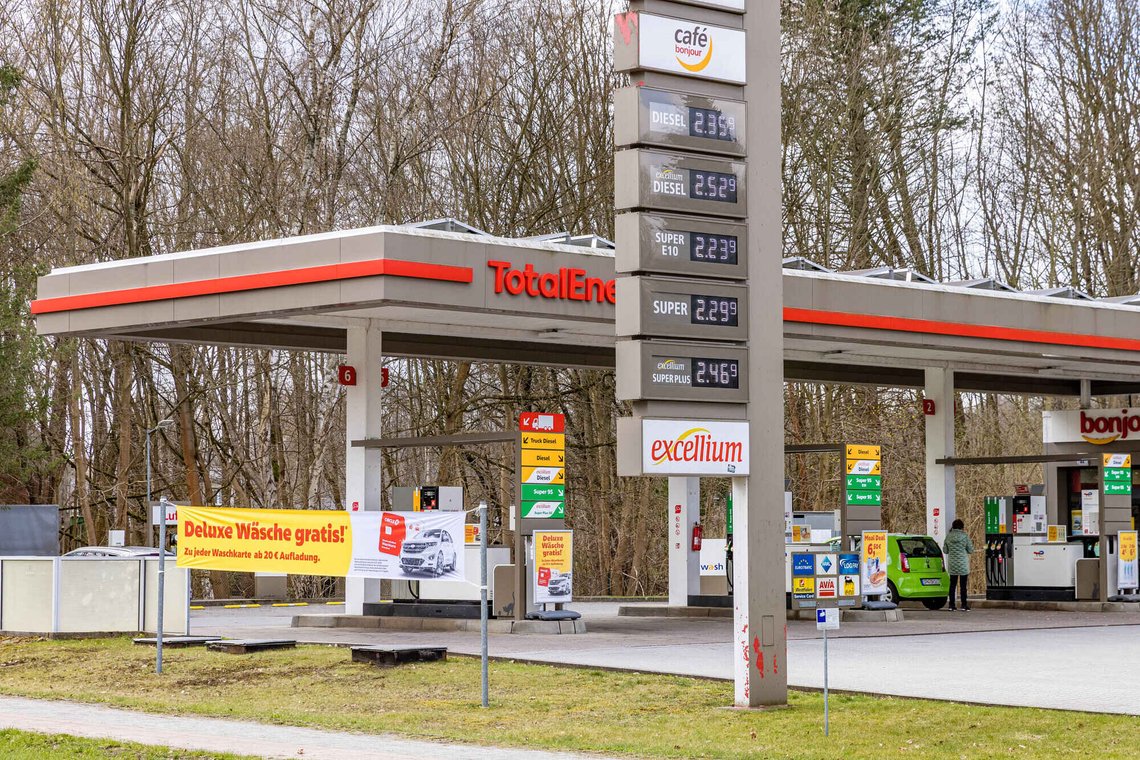 En bilfører fyller drivstoff ved en bensinstasjon i Döbern i Tyskland den 1. april 2026. Foto: Frank Hammerschmidt / DPA via AP / NTB. En bilfører fyller drivstoff ved en bensinstasjon i Döbern i Tyskland den 1. april 2026. Foto: Frank Hammerschmidt / DPA via AP / NTB.