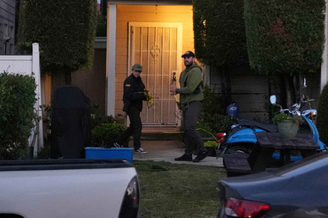 FBI-agenter arbeider på en adresse som knyttes til til Cole Tomas Allen, den mistenkte for skytingen under Det hvite hus’ korrespondentmiddag i Washington, i Torrance i California den 26. april 2026. Foto: Damian Dovarganes / AP / NTB. FBI-agenter arbeider på en adresse som knyttes til til Cole Tomas Allen, den mistenkte for skytingen under Det hvite hus’ korrespondentmiddag i Washington, i Torrance i California den 26. april 2026. Foto: Damian Dovarganes / AP / NTB.