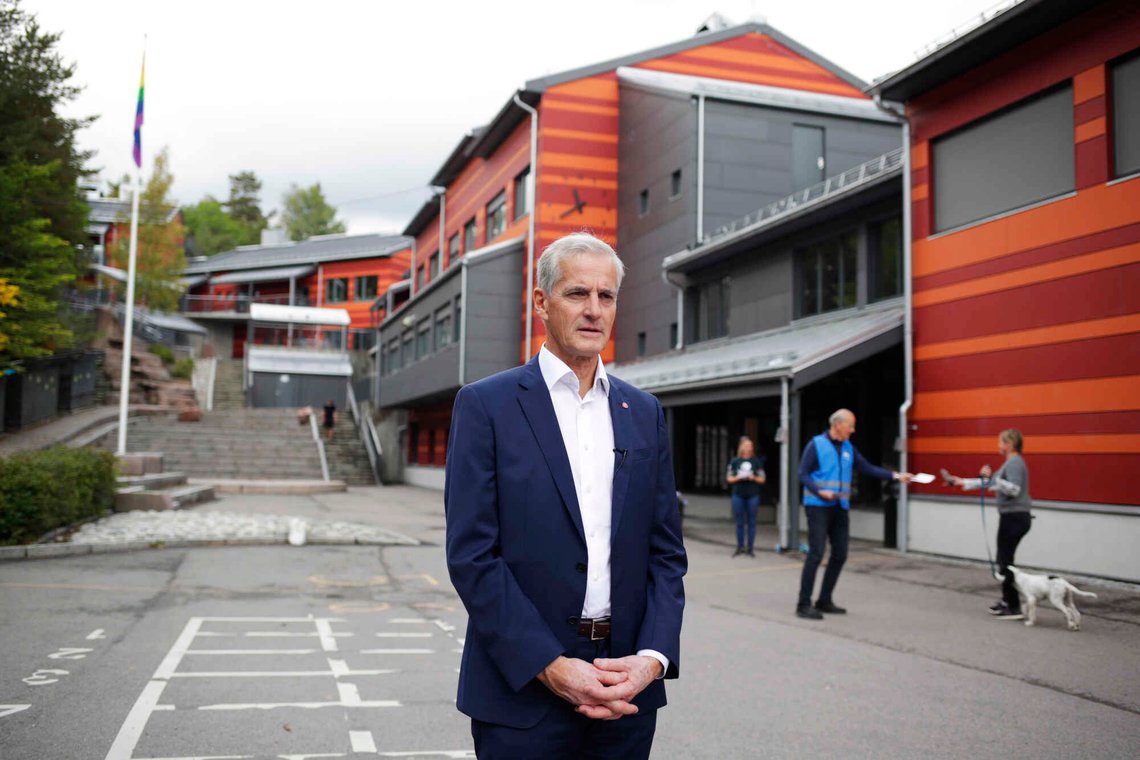 For summen av regjeringskvartalet kunne Jonas Gahr Støre og regjeringen ha finansiert driften av over fem hundre grendeskoler i sytti år. Foto: Javad Parsa / NTB For summen av regjeringskvartalet kunne Jonas Gahr Støre og regjeringen ha finansiert driften av over fem hundre grendeskoler i sytti år. Foto: Javad Parsa / NTB