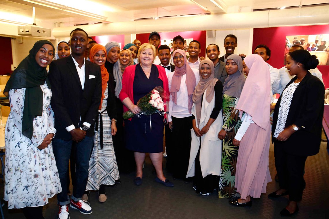 Statsminister Erna Solberg (H) sammen med unge somaliere i 2018, idet hun ankommer et iftar-måltid, der det spises etter solnedgang under ramadan. Foto: Terje Pedersen / NTB. Statsminister Erna Solberg (H) sammen med unge somaliere i 2018, idet hun ankommer et iftar-måltid, der det spises etter solnedgang under ramadan. Foto: Terje Pedersen / NTB.