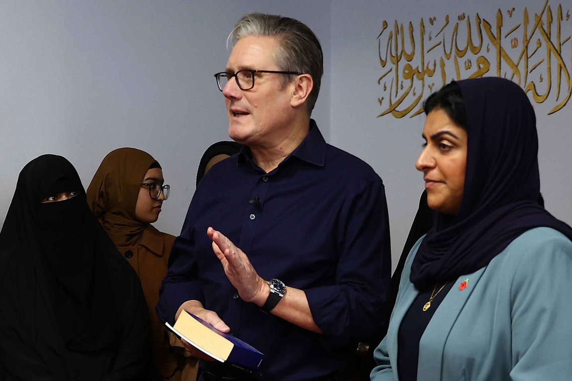 Storbritannias statsminister Keir Starmer (i midten) og innenriksminister Shabana Mahmood (til høyre) under besøket ved Peacehaven-moskeen i Peacehaven, England, 23. oktober 2025. Foto: Peter Nicholls, AP-NTB. Storbritannias statsminister Keir Starmer (i midten) og innenriksminister Shabana Mahmood (til høyre) under besøket ved Peacehaven-moskeen i Peacehaven, England, 23. oktober 2025. Foto: Peter Nicholls, AP-NTB.