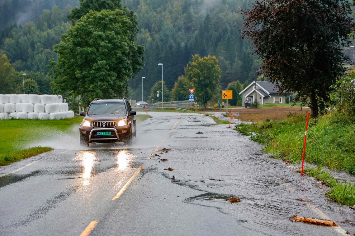 Mye regn fylte opp fylkesvei 454 i Vennesla i september 2023. Siden den gangen har etterslepet på vedlikehold av veien bare økt. (Illustrasjonsfoto: Tor Erik Schrøder / NTB) Mye regn fylte opp fylkesvei 454 i Vennesla i september 2023. Siden den gangen har etterslepet på vedlikehold av veien bare økt. (Illustrasjonsfoto: Tor Erik Schrøder / NTB)