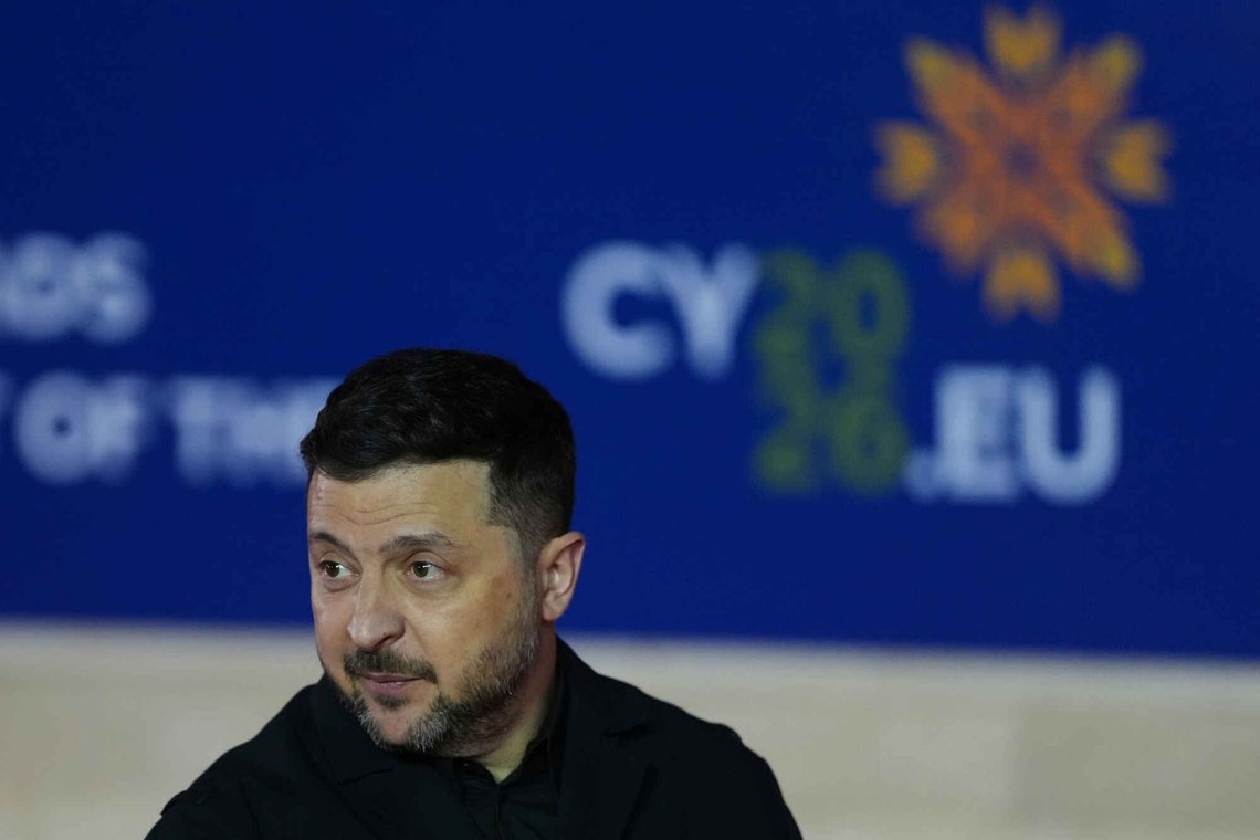 Ukrainas president Volodymyr Zelenskyj ønsker å overbevise EU om å innføre sanksjoner mot israelske personer og selskaper som er involvert i import av stjålet ukrainsk korn fra Russland. Foto: Petros Karadjias / AP / NTB Ukrainas president Volodymyr Zelenskyj ønsker å overbevise EU om å innføre sanksjoner mot israelske personer og selskaper som er involvert i import av stjålet ukrainsk korn fra Russland. Foto: Petros Karadjias / AP / NTB