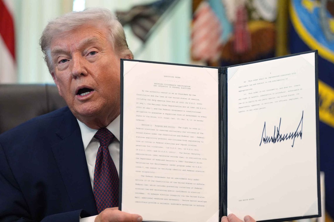 Donald Trump sier at Iran har bedt om våpenhvile. Bildet er fra Det ovale kontor tirsdag. Foto: Alex Brandon /AP/ NTB Donald Trump sier at Iran har bedt om våpenhvile. Bildet er fra Det ovale kontor tirsdag. Foto: Alex Brandon /AP/ NTB
