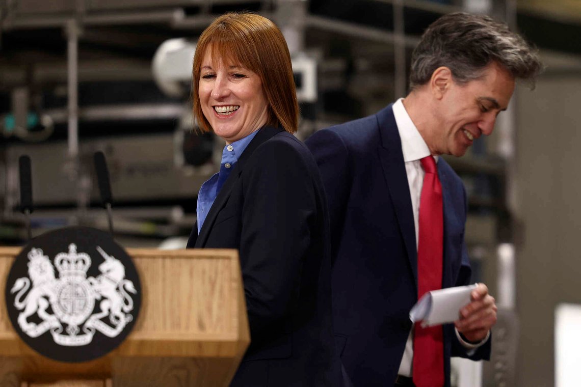 Finansminister Rachel Reeves og minister for energisikkerhet og klimanøytralitet, Ed Miliband, i bedre tider i oktober 2024. Nå er det i ferd med å oppstå en konflikt i Labour angående oljeleting. Foto: AP /Darren Staples/ NTB Finansminister Rachel Reeves og minister for energisikkerhet og klimanøytralitet, Ed Miliband, i bedre tider i oktober 2024. Nå er det i ferd med å oppstå en konflikt i Labour angående oljeleting. Foto: AP /Darren Staples/ NTB