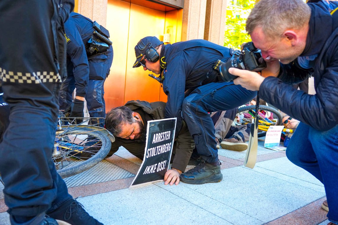 Politiet jobber med å fjerne demonstrantene som har limt seg fast utenfor Norges Bank. Foto: Ole Berg-Rusten / NTB Politiet jobber med å fjerne demonstrantene som har limt seg fast utenfor Norges Bank. Foto: Ole Berg-Rusten / NTB