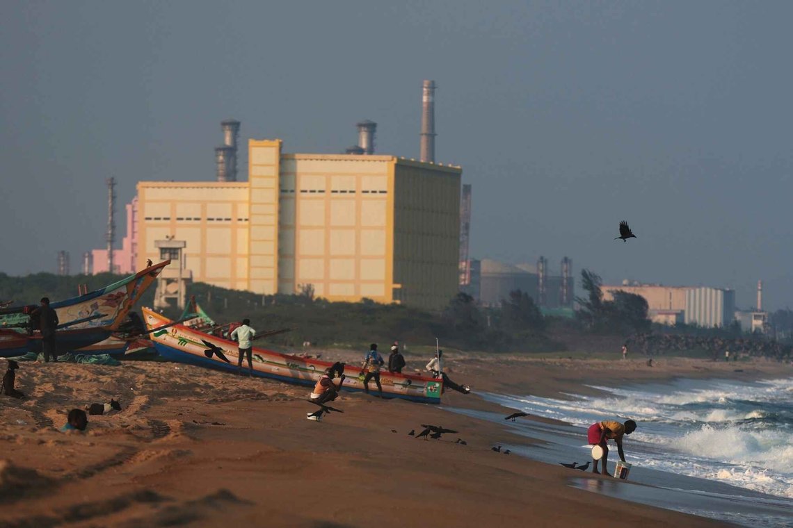 Fiskere fortøyer en båt ved bredden nær kjernekraftverket i Madras i Kalpakkam, i den indiske delstaten Tamil Nadu, 10. februar 2025. Foto: R. Parthibhan, AP-NTB. Fiskere fortøyer en båt ved bredden nær kjernekraftverket i Madras i Kalpakkam, i den indiske delstaten Tamil Nadu, 10. februar 2025. Foto: R. Parthibhan, AP-NTB.