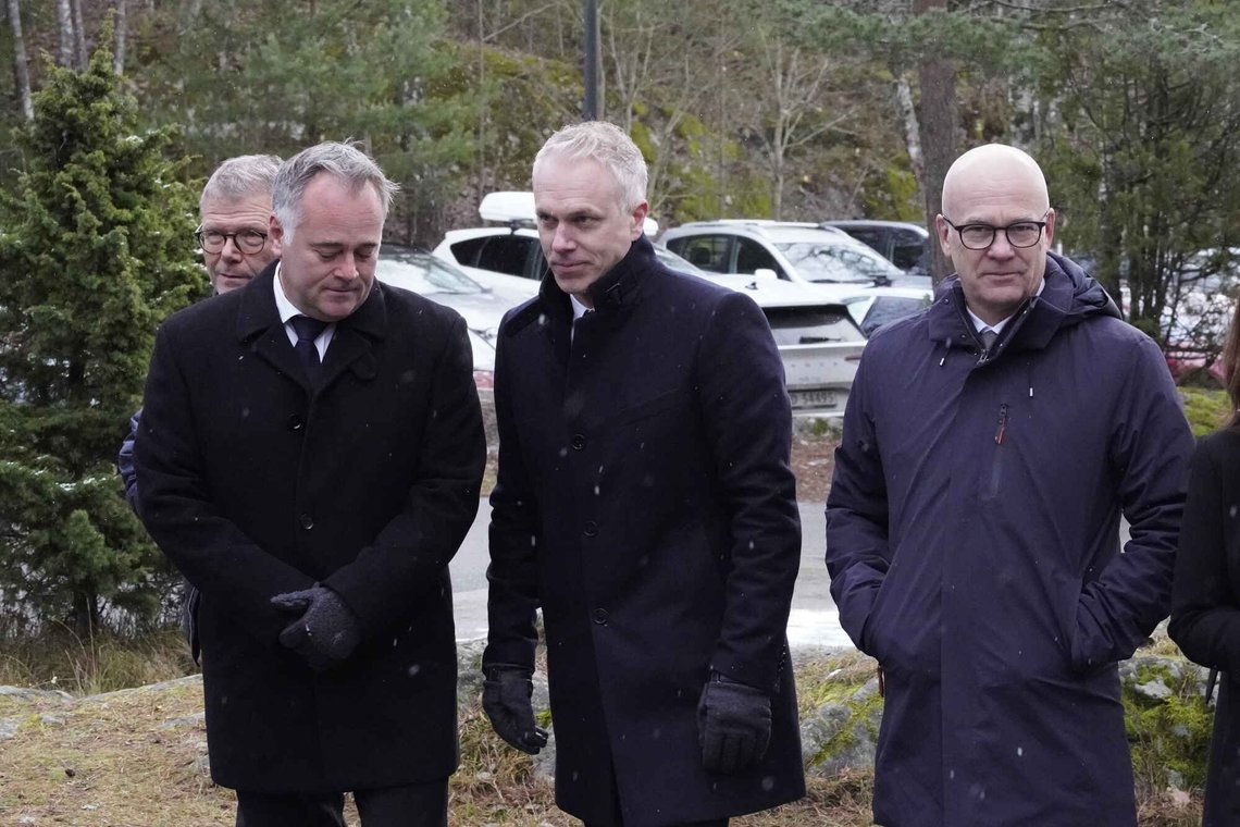 Oslo 20221117.
Anders Tvegård, Thor Gjermund Eriksen ankommer til den mangeårig Afrika-korrespondent for NRK, forfatter og journalist Tomm Kristiansen bisettelse i Mortensrud kirke torsdag.
Foto: Ole Berg-Rusten / NTB Oslo 20221117.
Anders Tvegård, Thor Gjermund Eriksen ankommer til den mangeårig Afrika-korrespondent for NRK, forfatter og journalist Tomm Kristiansen bisettelse i Mortensrud kirke torsdag.
Foto: Ole Berg-Rusten / NTB