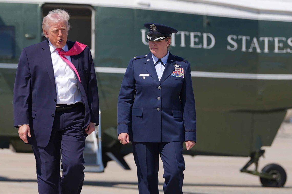 Donald Trump forlater Marine One for å gå om bord i Air Force One på Andrews-basen den 16. april 2026. Til høyre Melissa Dombrock, nestkommanderende for 89. lufttransportving. Foto: Alex Brandon / AP / NTB. Donald Trump forlater Marine One for å gå om bord i Air Force One på Andrews-basen den 16. april 2026. Til høyre Melissa Dombrock, nestkommanderende for 89. lufttransportving. Foto: Alex Brandon / AP / NTB.