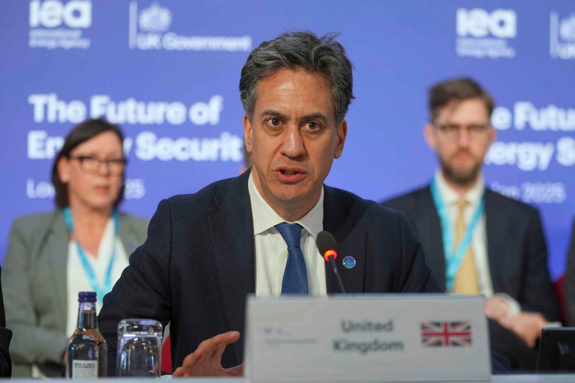 Britenes energiminister Ed Miliband, har liten tillit blant britiske velgere, og hans ukontrollerte hat mot fossil energi er i ferd med å føre til at han mister støtten i sitt eget parti. Akkurat nå ser det ut til at kun statsminister Sarmers svakhet redder ham. Foto; AP /Kin Cheung/ NTB Britenes energiminister Ed Miliband, har liten tillit blant britiske velgere, og hans ukontrollerte hat mot fossil energi er i ferd med å føre til at han mister støtten i sitt eget parti. Akkurat nå ser det ut til at kun statsminister Sarmers svakhet redder ham. Foto; AP /Kin Cheung/ NTB