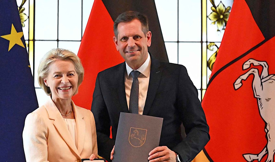 Niedersachsens ministerpresident Olaf Lies tildeler EU-kommisjonens president Ursula von der Leyen den tyske delstatens fortjenstmedalje i Hannover den 7. april 2026. Foto: Shireen Broszies / DPA via AP / NTB. Niedersachsens ministerpresident Olaf Lies tildeler EU-kommisjonens president Ursula von der Leyen den tyske delstatens fortjenstmedalje i Hannover den 7. april 2026. Foto: Shireen Broszies / DPA via AP / NTB.