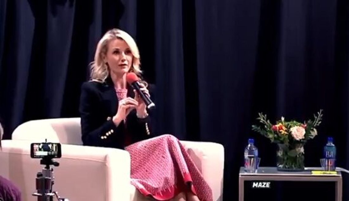 Jennifer Siebel Newsom sier at hun har forsøkt å bryte ned sine sønners tradisjonelle kjønnsroller ved å la dem leke med dukker og bytte kjønn på heltene i bøkene hun leser for dem. Stillbilde/ X Jennifer Siebel Newsom sier at hun har forsøkt å bryte ned sine sønners tradisjonelle kjønnsroller ved å la dem leke med dukker og bytte kjønn på heltene i bøkene hun leser for dem. Stillbilde/ X
