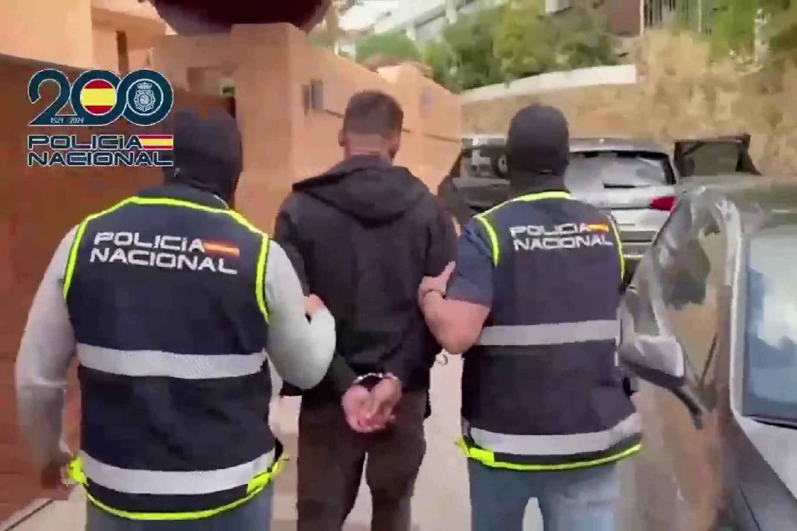 Spansk politi har arrestert totalt 27 personer og beslaglagt 17 tonn hasj og 1,4 millioner euro i kontanter. Skjermbilde fra X-video Spansk politi har arrestert totalt 27 personer og beslaglagt 17 tonn hasj og 1,4 millioner euro i kontanter. Skjermbilde fra X-video