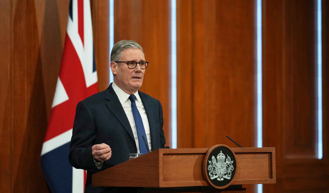 Keir Starmer under en pressekonferanse i Downing Street den 1. april 2026. Foto: Frank Augstein / Pool via AP / NTB. Keir Starmer under en pressekonferanse i Downing Street den 1. april 2026. Foto: Frank Augstein / Pool via AP / NTB.