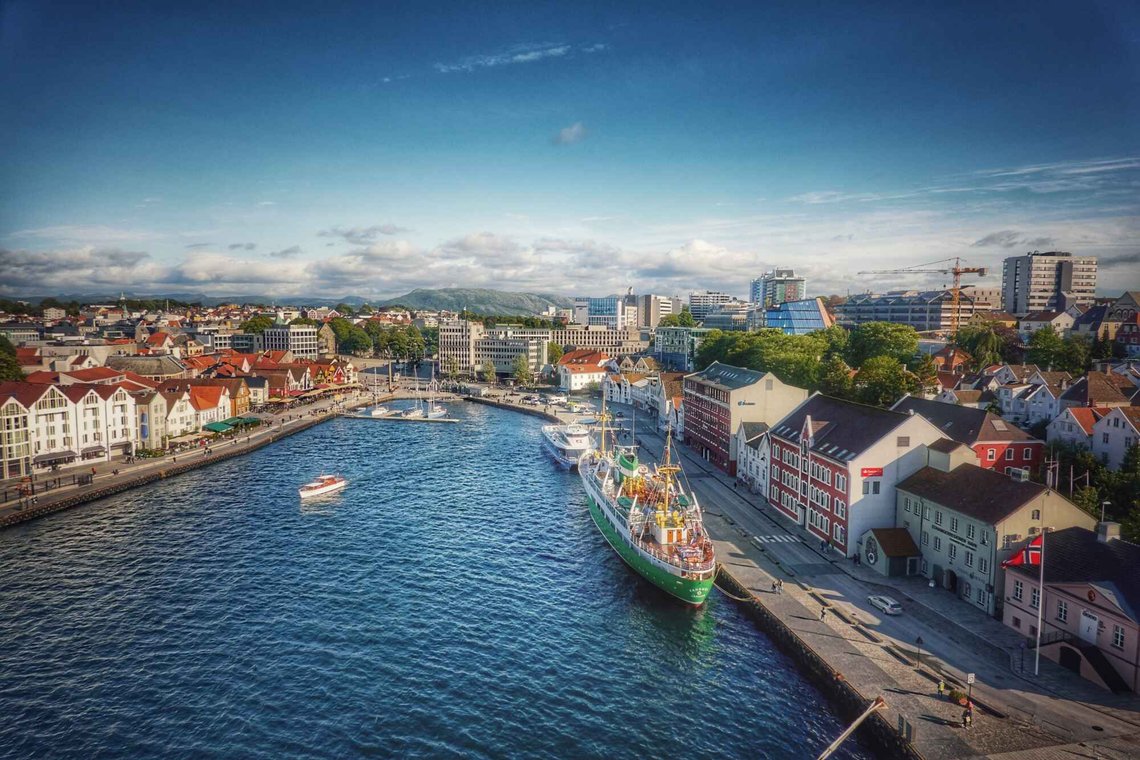 Så flott kan det se ut i Vågen, midt i sentrum av Stavanger, med uterestauranter overalt i nærheten. Men så kommer sommeren, og cruiseskipene. Foto: Pixabay Så flott kan det se ut i Vågen, midt i sentrum av Stavanger, med uterestauranter overalt i nærheten. Men så kommer sommeren, og cruiseskipene. Foto: Pixabay