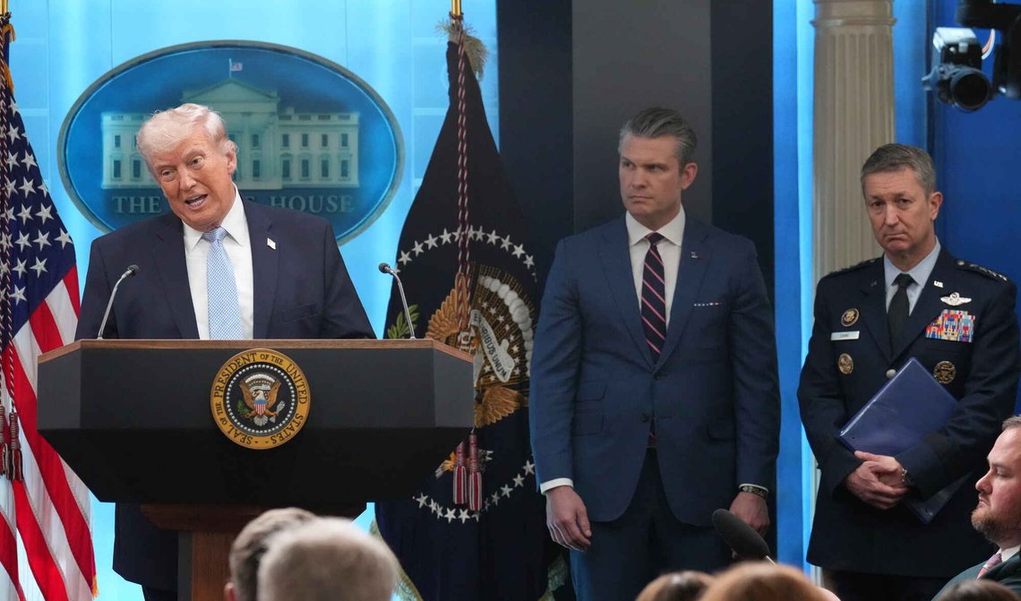 USAs president Donald Trump, forsvarsminister Pete Hegseth og forsvarsstabens sjef, general Dan Caine, under en pressekonferanse i Det hvite hus i Washington D.C. den 6. april 2026. Foto: Mark Schiefelbein / AP / NTB. USAs president Donald Trump, forsvarsminister Pete Hegseth og forsvarsstabens sjef, general Dan Caine, under en pressekonferanse i Det hvite hus i Washington D.C. den 6. april 2026. Foto: Mark Schiefelbein / AP / NTB.