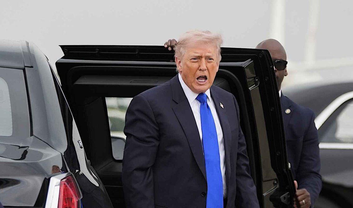 USAs president Donald Trump på vei ombord i Air Force One på Andrews-basen i Maryland 24. april 2026. Foto: Manuel Balce Ceneta / AP / NTB. USAs president Donald Trump på vei ombord i Air Force One på Andrews-basen i Maryland 24. april 2026. Foto: Manuel Balce Ceneta / AP / NTB.