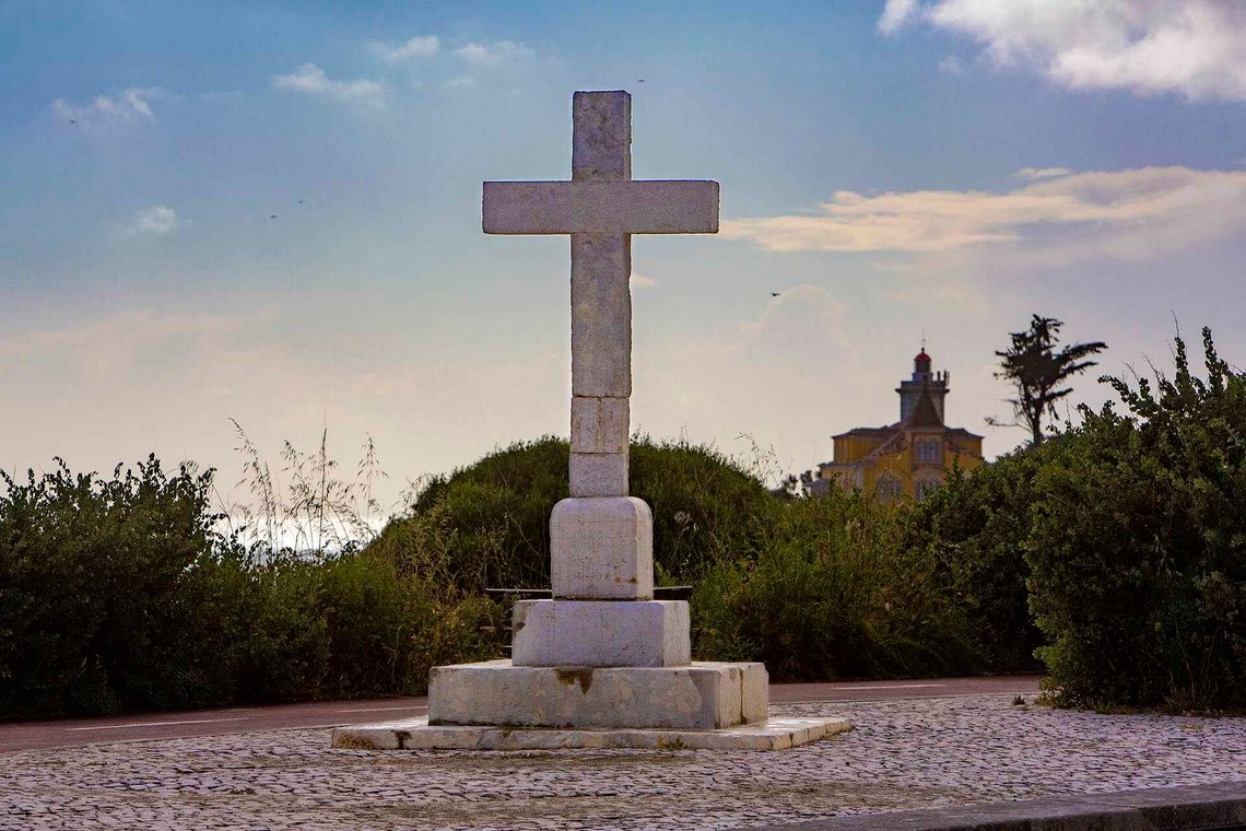 Ikke bare Frankrike har kultur for å reise kors langs veier og på åskammer. Dette står ved Avenida da República i Cascais, Portugal. Illustrasjonsfoto: Arnt Jensvoll Ikke bare Frankrike har kultur for å reise kors langs veier og på åskammer. Dette står ved Avenida da República i Cascais, Portugal. Illustrasjonsfoto: Arnt Jensvoll