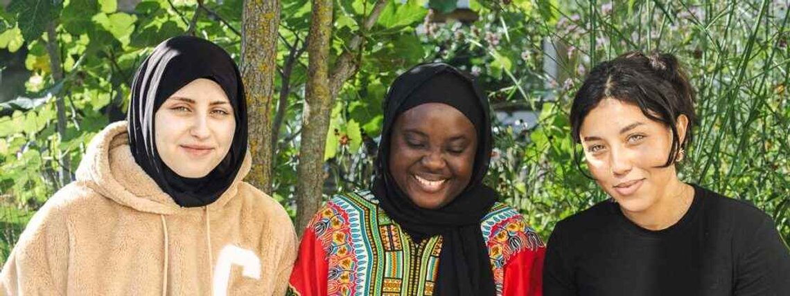 Innvandrere i Sverige mener at barna deres vil bli kriminelle dersom ytelsene kuttes. Å skaffe seg en jobb er tydeligvis uaktuelt. De aller fleste muslimske kriminelle er hankjønn, ikke jenter som bildet viser. Foto: Östra Grevie folkhögskola Innvandrere i Sverige mener at barna deres vil bli kriminelle dersom ytelsene kuttes. Å skaffe seg en jobb er tydeligvis uaktuelt. De aller fleste muslimske kriminelle er hankjønn, ikke jenter som bildet viser. Foto: Östra Grevie folkhögskola