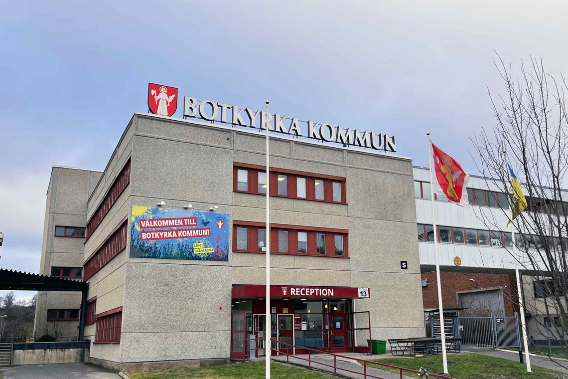 Vårby-nettverket tok over Botkyrka kommune tilbake i 2023. Nå er det avslørt at hundrevis av svenske politikere har forbindelser til de kriminelle gjengene. Foto: Pressebilde Botkyrka kommune Vårby-nettverket tok over Botkyrka kommune tilbake i 2023. Nå er det avslørt at hundrevis av svenske politikere har forbindelser til de kriminelle gjengene. Foto: Pressebilde Botkyrka kommune