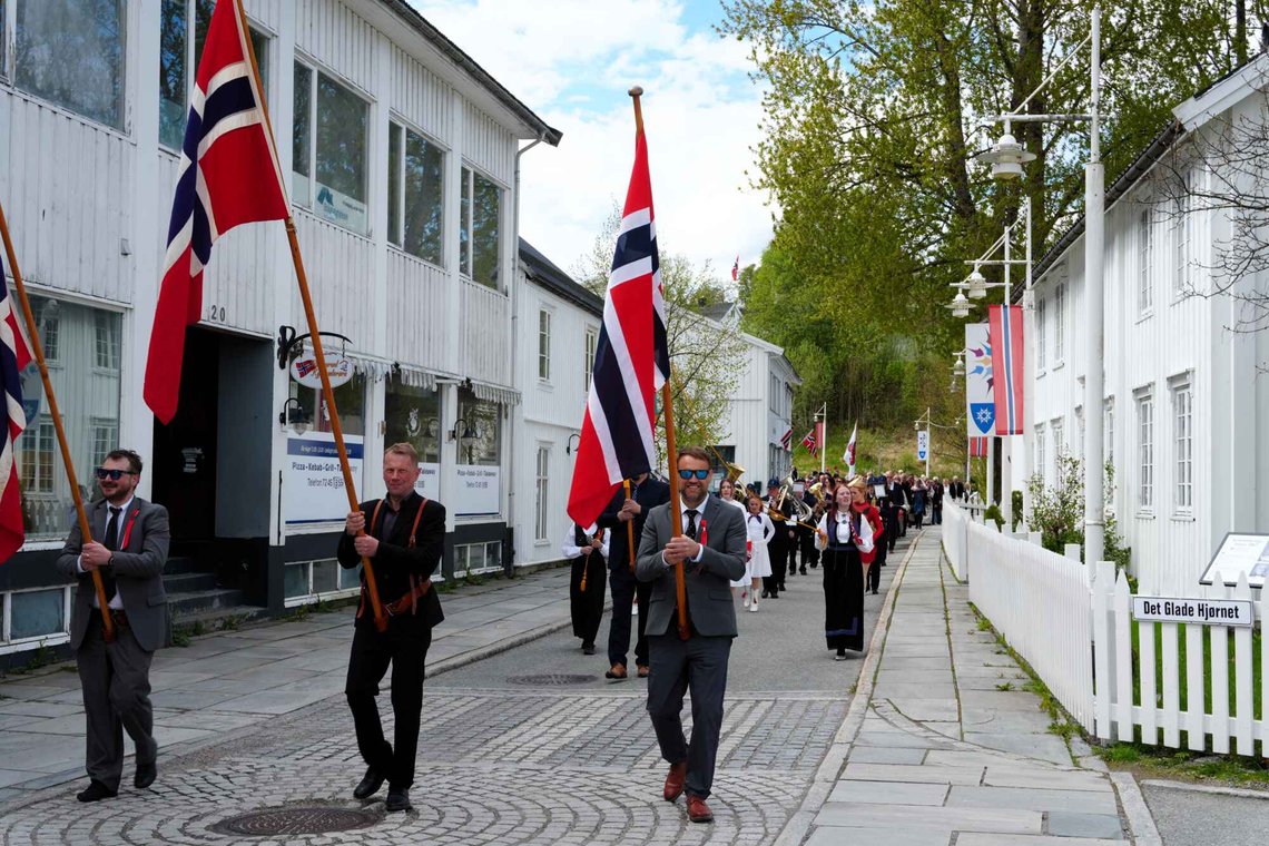 Gudstjenesten er over, og folketoget marsjerer nedover vakre Øragata, fylt med gamle trebygg. Foto: Espen Teigen Gudstjenesten er over, og folketoget marsjerer nedover vakre Øragata, fylt med gamle trebygg. Foto: Espen Teigen