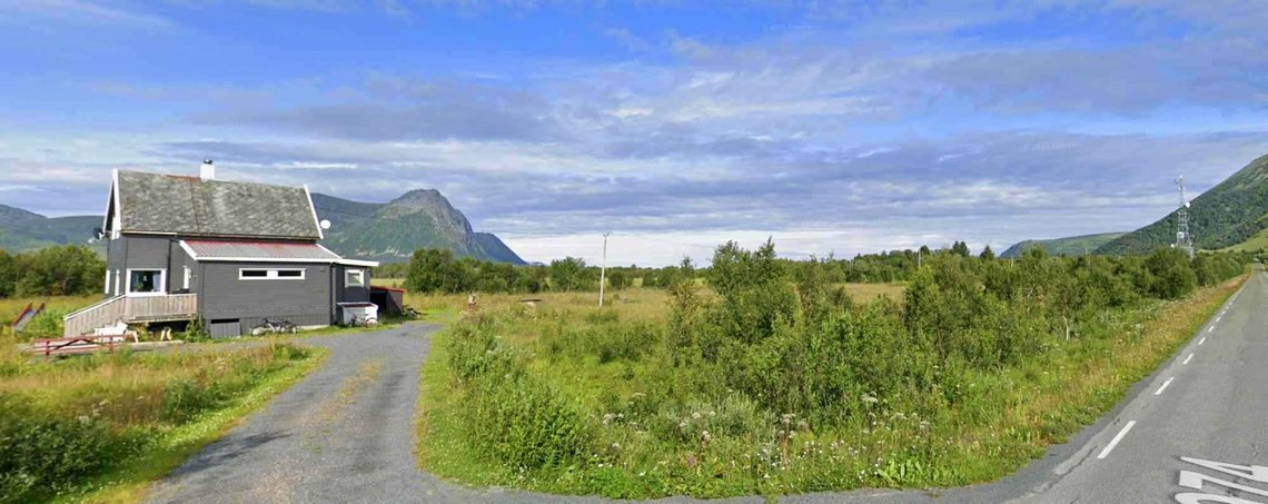 Eneboligen i Bjørnskinnsveien 644 ligger nær en mobilmast langs fylkesveien som fører ut til Andøya Spaceport. (Foto: Google) Eneboligen i Bjørnskinnsveien 644 ligger nær en mobilmast langs fylkesveien som fører ut til Andøya Spaceport. (Foto: Google)
