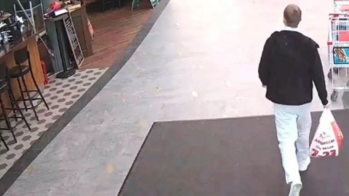 Brendling går og handler klær etter å ha drept tre mennesker. foto: politiet Brendling går og handler klær etter å ha drept tre mennesker. foto: politiet
