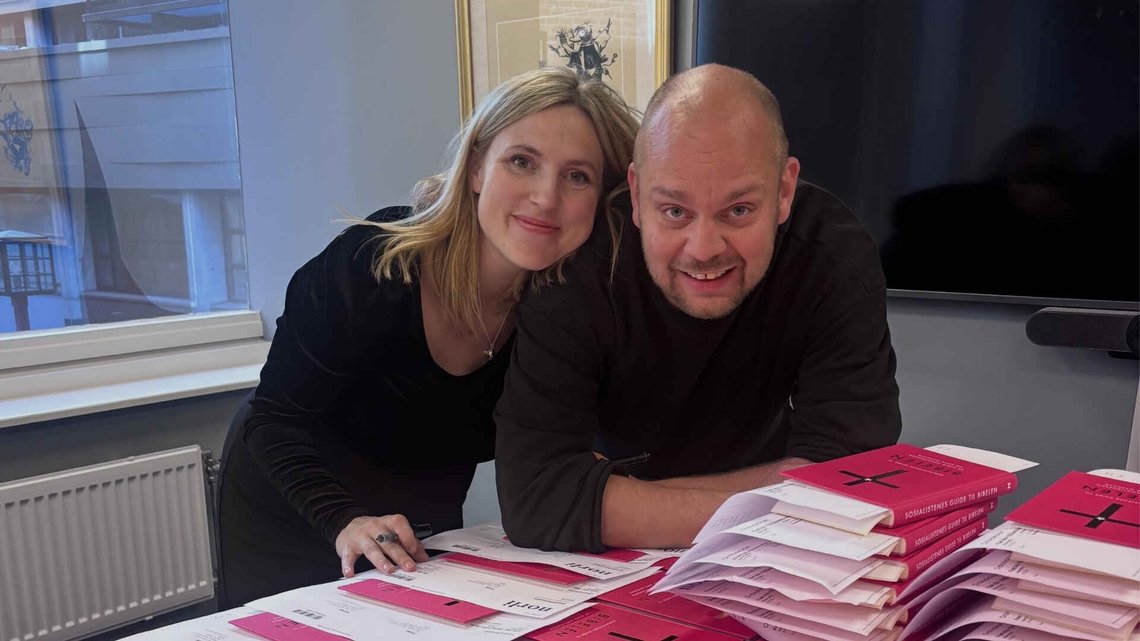 Sofie Marhaug og Mimir Kristjansson har lest Bibelen. De er ikke kristne, men skal fortelle kristne at Guds ord egentlig er til forveksling lik Rødts partiprogram. Foto: FB Sofie Marhaug og Mimir Kristjansson har lest Bibelen. De er ikke kristne, men skal fortelle kristne at Guds ord egentlig er til forveksling lik Rødts partiprogram. Foto: FB
