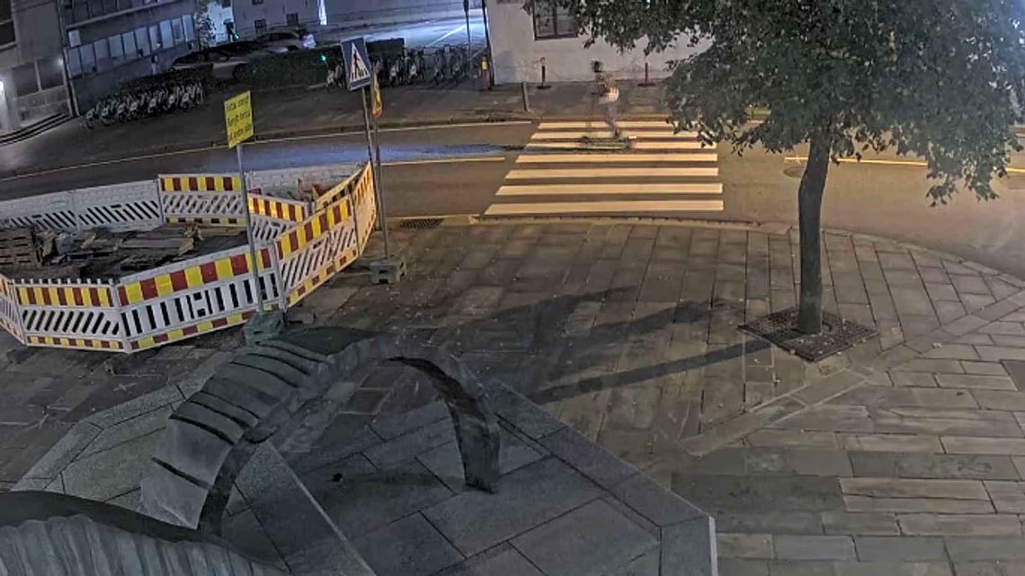Overvåkningsvideo viser Hamse Ali på elsparkesykkel i Bergen sentrum på samme tidspunkt som han mener han ble overfalt av seks hvite rasister i en park i Bergen. I lagmannsretten i går, mandag, fastholdt han at han fortsatt har tanker om at overfallet faktisk fant sted. (Foto: Politiet) Overvåkningsvideo viser Hamse Ali på elsparkesykkel i Bergen sentrum på samme tidspunkt som han mener han ble overfalt av seks hvite rasister i en park i Bergen. I lagmannsretten i går, mandag, fastholdt han at han fortsatt har tanker om at overfallet faktisk fant sted. (Foto: Politiet)