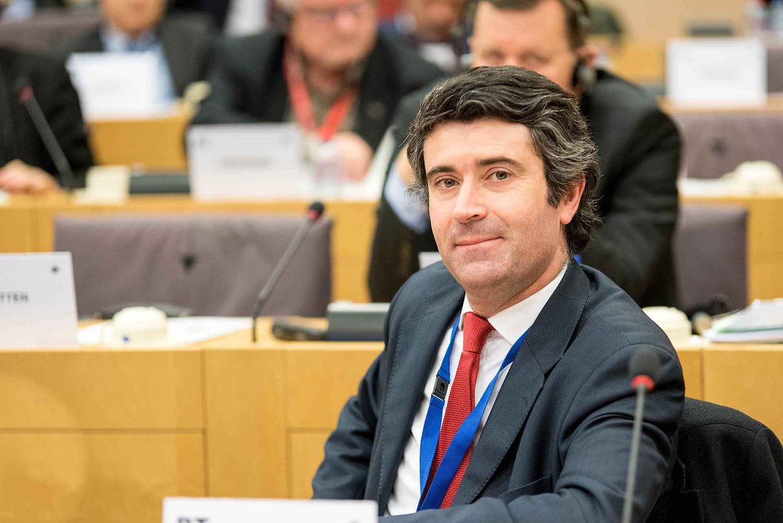 Sosialistpartiets generalsekretær José Luís Carneiros nærmeste rådgiver er blant så langt fem pågrepne. Ifølge Sosialistpartiet har de pågrepnes korrupsjon foregått i et vakuum som ikke har involvert andre enn de fem og de 37 siktede. Foto: PES Group Committee of the Regions / CC0 1.0 Universal Sosialistpartiets generalsekretær José Luís Carneiros nærmeste rådgiver er blant så langt fem pågrepne. Ifølge Sosialistpartiet har de pågrepnes korrupsjon foregått i et vakuum som ikke har involvert andre enn de fem og de 37 siktede. Foto: PES Group Committee of the Regions / CC0 1.0 Universal