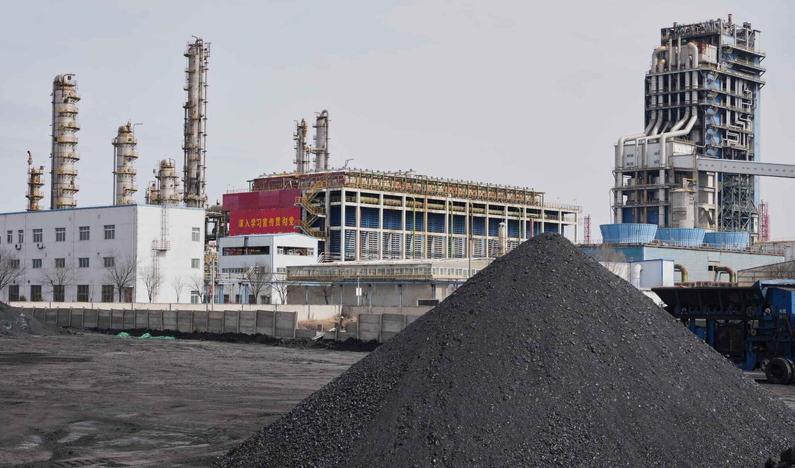 En ligger kullhaug ligger foran et kjemisk anlegg i Datong i den kinesiske Shanxi-provinsen den 14. mars 2026. Foto: Ng Han Guan / AP / NTB. En ligger kullhaug ligger foran et kjemisk anlegg i Datong i den kinesiske Shanxi-provinsen den 14. mars 2026. Foto: Ng Han Guan / AP / NTB.