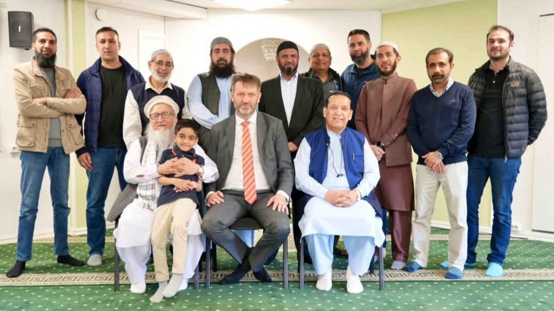 Byrådsleder i Oslo, Eirik Lae Solberg (H), deltok i fredagsbønnen ved moskeen til ICC Bjørndal fredag 8. mai 2026. Og lot seg etterpå fotografere sammen med en del av deltakerne. Foto: ICC Norway på Facebook. Byrådsleder i Oslo, Eirik Lae Solberg (H), deltok i fredagsbønnen ved moskeen til ICC Bjørndal fredag 8. mai 2026. Og lot seg etterpå fotografere sammen med en del av deltakerne. Foto: ICC Norway på Facebook.