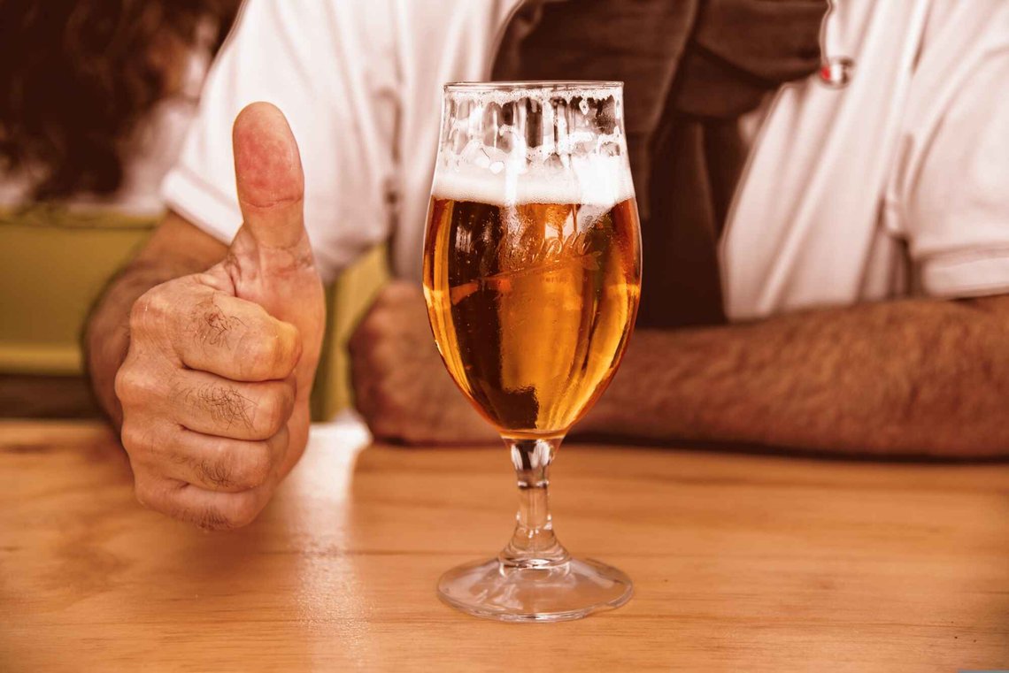 Mange nordmenn tar seg ikke lenger råd til å nyte en pils ute på kafeer og puber. Dette vil NHO gjøre noe med, og får sikkert tommel opp av mange norske ølhunder. Foto: Pixabay Mange nordmenn tar seg ikke lenger råd til å nyte en pils ute på kafeer og puber. Dette vil NHO gjøre noe med, og får sikkert tommel opp av mange norske ølhunder. Foto: Pixabay