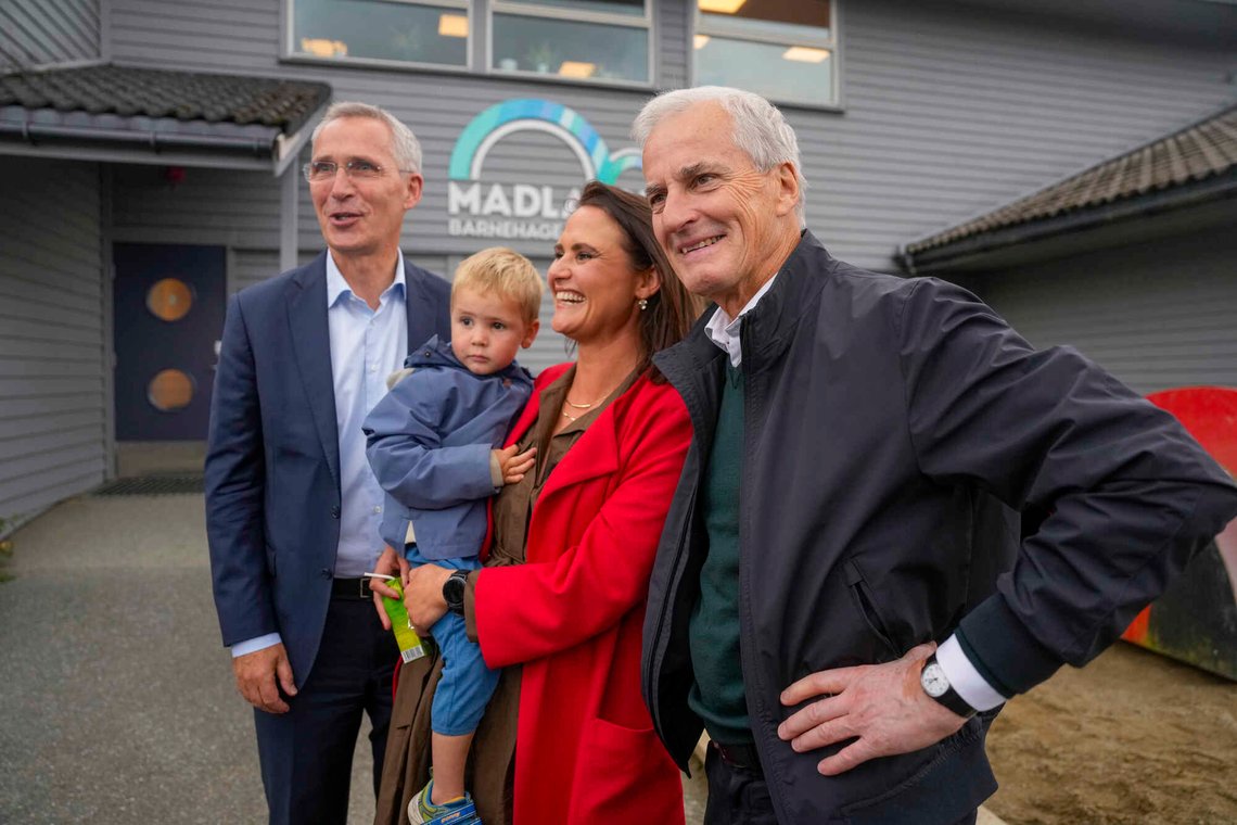 Tre som har alt. Barna til Jens og Kari er skjermet for offentlig innsyn. Hun får lov å bygge hytte i strandsonen. De er den nye nomenklaturen. De bygger deres fortsatte makt på at sannheten ikke må bli kjent. Men nå tyter den ut. Hvordan kunne de tro at de skulle kunne holde den skjult når den foregår rett foran øynene våre? Stavanger 20250903.
finansminister Jens Stoltenberg og statsminister Jonas Gahr Støre ble med Kari Nessa Nordtun for å hente hennes barn Jens, i Madlavoll barnehage i Stavanger under valgturneen i forbindelse med stortingsvalget.
Foto: Javad Parsa / NTB Tre som har alt. Barna til Jens og Kari er skjermet for offentlig innsyn. Hun får lov å bygge hytte i strandsonen. De er den nye nomenklaturen. De bygger deres fortsatte makt på at sannheten ikke må bli kjent. Men nå tyter den ut. Hvordan kunne de tro at de skulle kunne holde den skjult når den foregår rett foran øynene våre? Stavanger 20250903.
finansminister Jens Stoltenberg og statsminister Jonas Gahr Støre ble med Kari Nessa Nordtun for å hente hennes barn Jens, i Madlavoll barnehage i Stavanger under valgturneen i forbindelse med stortingsvalget.
Foto: Javad Parsa / NTB
