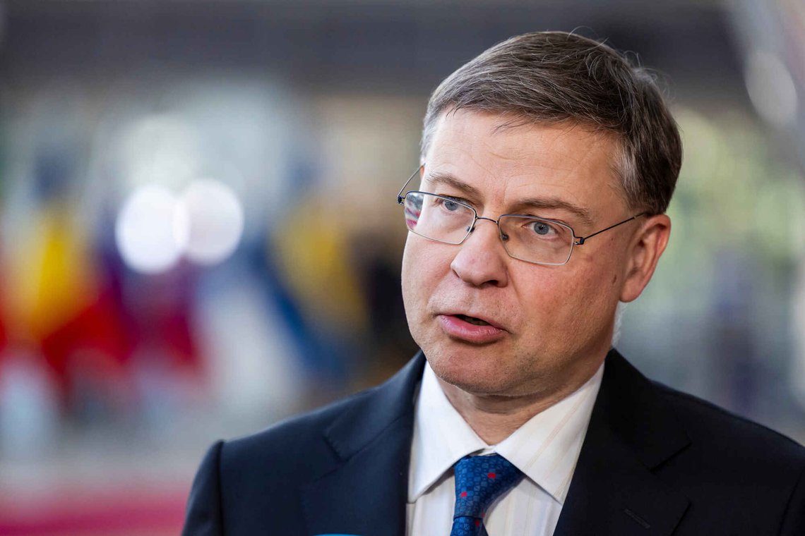 EU-kommissær for økonomi og produktivitet Valdis Dombrovskis sier det ligger an til redusert vekst i eurosonen i år på grunn av krigen i Midtøsten. Arkivfoto: Geert Vanden Wijngaert / AP / NTB EU-kommissær for økonomi og produktivitet Valdis Dombrovskis sier det ligger an til redusert vekst i eurosonen i år på grunn av krigen i Midtøsten. Arkivfoto: Geert Vanden Wijngaert / AP / NTB