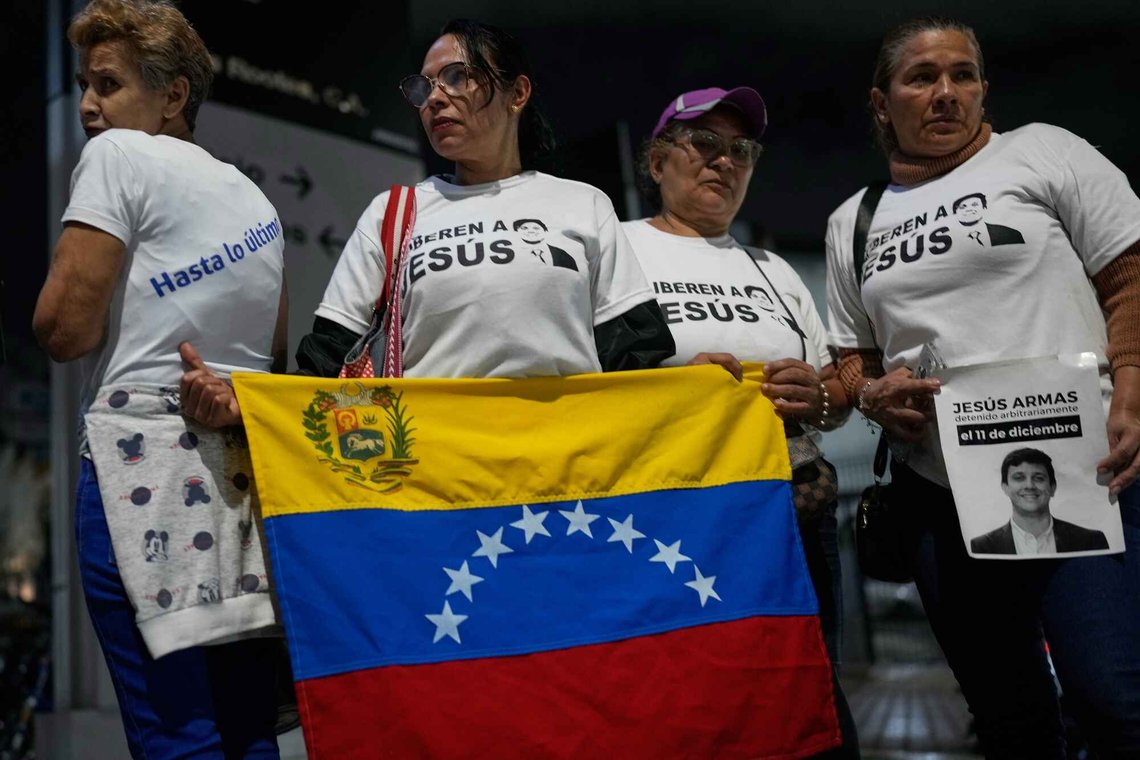 Slektninger til fanger samlet 30. januar i nærheten av El Helicoide, som både er et fengsel og hovedkvarteret til Venezuelas etterretningstjeneste og et fengsel. Samme dag kunngjorde fungerende president Delcy Rodríguez et amnestiforslag som kan føre til løslatelse av hundrevis av politiske fanger. Foto: AP /Ariana Cubillos/ NTB Slektninger til fanger samlet 30. januar i nærheten av El Helicoide, som både er et fengsel og hovedkvarteret til Venezuelas etterretningstjeneste og et fengsel. Samme dag kunngjorde fungerende president Delcy Rodríguez et amnestiforslag som kan føre til løslatelse av hundrevis av politiske fanger. Foto: AP /Ariana Cubillos/ NTB