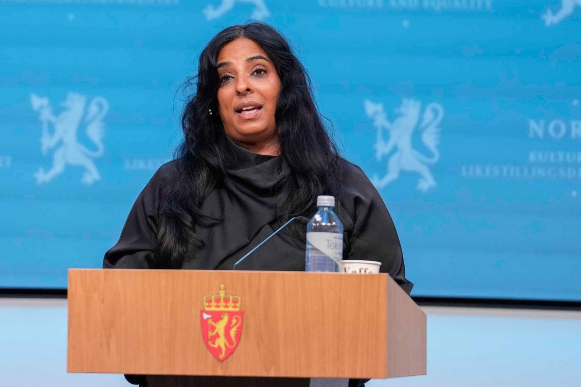 Oslo 20260429.
Kultur- og likestillingsminister Lubna Jaffery (Ap) kommenterer rapporten fra Medietilsynet om hvordan NRK bidrar til mediemangfoldet og påvirker konkurransesituasjonen i det norske mediemarkedet.
Foto: Javad Parsa / NTB Oslo 20260429.
Kultur- og likestillingsminister Lubna Jaffery (Ap) kommenterer rapporten fra Medietilsynet om hvordan NRK bidrar til mediemangfoldet og påvirker konkurransesituasjonen i det norske mediemarkedet.
Foto: Javad Parsa / NTB
