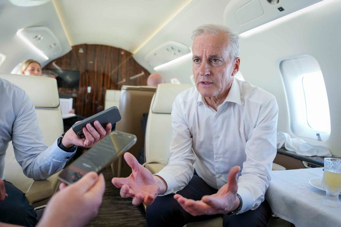 Statsminister Jonas Gahr Støre på flyet til Paris før møtet med Frankrikes president Emmanuel Macron den 27. mai 2026. Foto: Ole Berg-Rusten / NTB. Statsminister Jonas Gahr Støre på flyet til Paris før møtet med Frankrikes president Emmanuel Macron den 27. mai 2026. Foto: Ole Berg-Rusten / NTB.