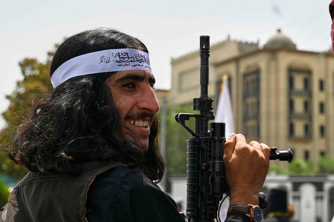 En talibaner smiler under feiringen av fireårsdagen for USAs tilbaketrekning og starten på talibanstyret i Kabul, Afghanistan, 15. august 2025. Foto: Nava Jamshidi, AP-NTB. En talibaner smiler under feiringen av fireårsdagen for USAs tilbaketrekning og starten på talibanstyret i Kabul, Afghanistan, 15. august 2025. Foto: Nava Jamshidi, AP-NTB.