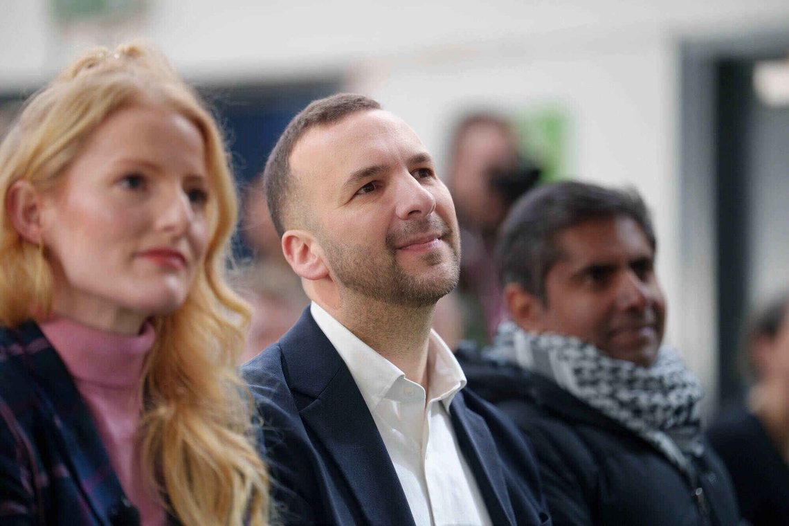 Lederen for Green Party, Zack Polanski, sammen med partiets kandidat til suppleringsvalget i Gorton og Denton, Hannah Spencer. Palestinaskjerfet er også på plass. Foto: AP /Jon Super/ NTB Lederen for Green Party, Zack Polanski, sammen med partiets kandidat til suppleringsvalget i Gorton og Denton, Hannah Spencer. Palestinaskjerfet er også på plass. Foto: AP /Jon Super/ NTB