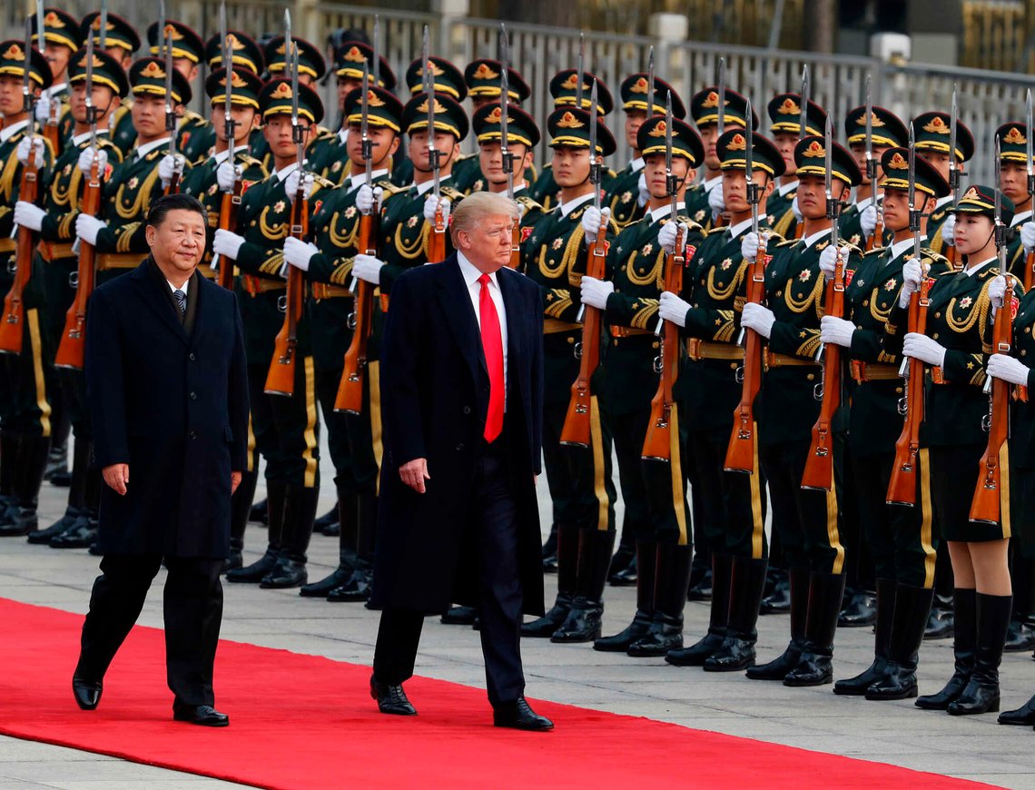 USAs president Donald Trump (til høyre) og Kinas president Xi Jinping inspiserer en æresvakt under en velkomstseremoni i Folkets store hall i Beijing, 9. november 2017. Foto: Andy Wong, AP-NTB. USAs president Donald Trump (til høyre) og Kinas president Xi Jinping inspiserer en æresvakt under en velkomstseremoni i Folkets store hall i Beijing, 9. november 2017. Foto: Andy Wong, AP-NTB.
