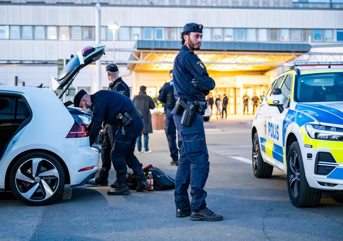 Politiet er på stedet og undersøker en bil utenfor samt avhører vitner utenfor inngangen til akuttmottaket ved CSK – Centralsjukhuset Kristianstad – etter en knivstikking på Östra Storgatan i Kristianstad lørdag kveld. Rundt klokka 20 opplyste politiet at mannen som ble knivstukket, hadde dødd av skadene. Foto: Johan Nilsson, TT-NTB. Politiet er på stedet og undersøker en bil utenfor samt avhører vitner utenfor inngangen til akuttmottaket ved CSK – Centralsjukhuset Kristianstad – etter en knivstikking på Östra Storgatan i Kristianstad lørdag kveld. Rundt klokka 20 opplyste politiet at mannen som ble knivstukket, hadde dødd av skadene. Foto: Johan Nilsson, TT-NTB.