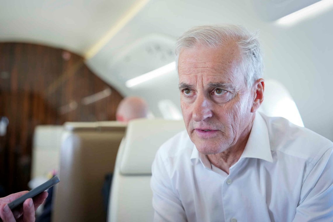 Hele ansiktet til Støre utstråler at han vet at han lyver. Han skal ned og melde Norge inn i fransk atomstrategi. Vi blir brikke i et spill i regjeringskontorer vi ikke har noen innflytelse over. Dette er tett på landsforræderi. Og det er kommet i stand bak ryggen på det norske folk. Støre tok ikke sjansen på å fortelle folk hva han skulle bestille i Paris. Foto: Ole Berg-Rusten / NTB Hele ansiktet til Støre utstråler at han vet at han lyver. Han skal ned og melde Norge inn i fransk atomstrategi. Vi blir brikke i et spill i regjeringskontorer vi ikke har noen innflytelse over. Dette er tett på landsforræderi. Og det er kommet i stand bak ryggen på det norske folk. Støre tok ikke sjansen på å fortelle folk hva han skulle bestille i Paris. Foto: Ole Berg-Rusten / NTB