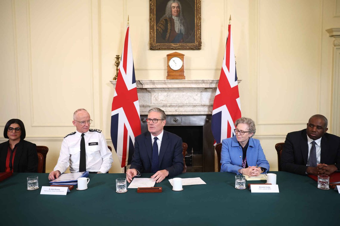 Fra venstre: Innenriksminister Shabana Mahmood, politimester Mark Rowley i London-politiet, statsminister Keir Starmer, administrerende direktør for Judicial Office, Michelle Crotty, og visestatsminister David Lammy deltar på et møte mellom strafferettslige myndigheter i kjølvannet av knivangrepet på to jødiske menn i bydelen Golders Green i Nord-London onsdag 30. april 2026. Foto: Dan Kitwood, AP-NTB. Fra venstre: Innenriksminister Shabana Mahmood, politimester Mark Rowley i London-politiet, statsminister Keir Starmer, administrerende direktør for Judicial Office, Michelle Crotty, og visestatsminister David Lammy deltar på et møte mellom strafferettslige myndigheter i kjølvannet av knivangrepet på to jødiske menn i bydelen Golders Green i Nord-London onsdag 30. april 2026. Foto: Dan Kitwood, AP-NTB.