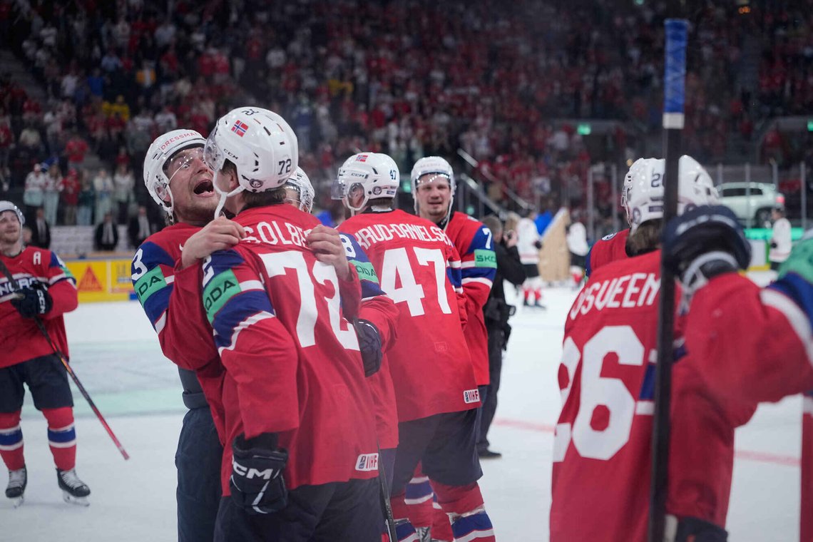 De norske spillerne var i veldig godt humør etter å ha slått Canada i VM-bronsekampen. Foto: Darko Bandic / AP / NTB De norske spillerne var i veldig godt humør etter å ha slått Canada i VM-bronsekampen. Foto: Darko Bandic / AP / NTB