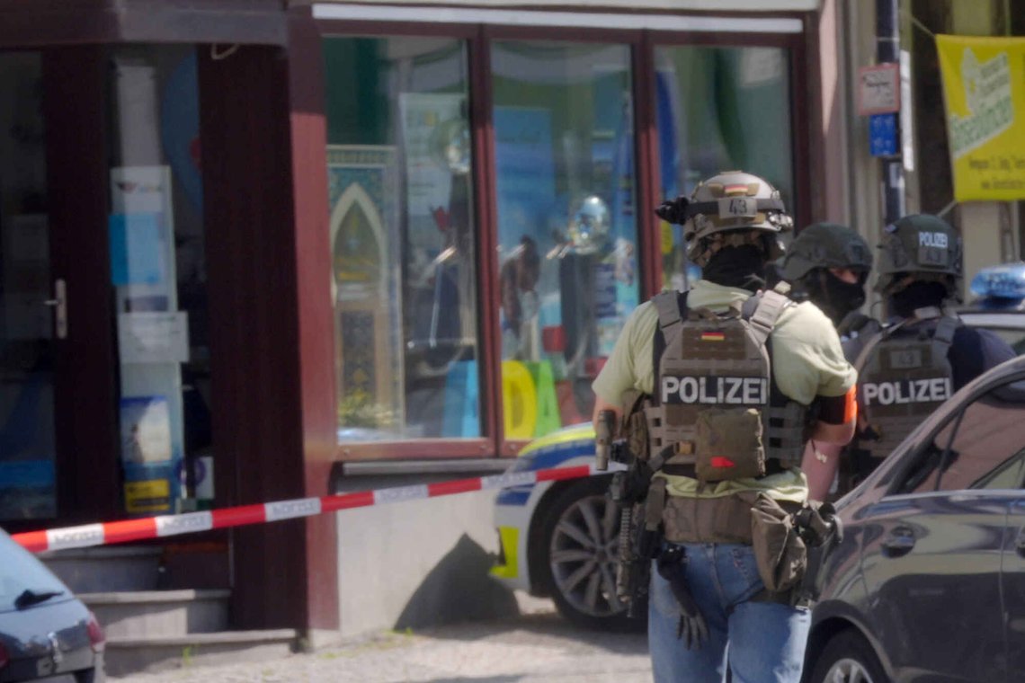 Store politistyrker har omringet en bank i Sinzig i Tyskland, der ranere fredag tok et ukjent antall mennesker som gisler. Foto: DPA / AP / NTB Store politistyrker har omringet en bank i Sinzig i Tyskland, der ranere fredag tok et ukjent antall mennesker som gisler. Foto: DPA / AP / NTB