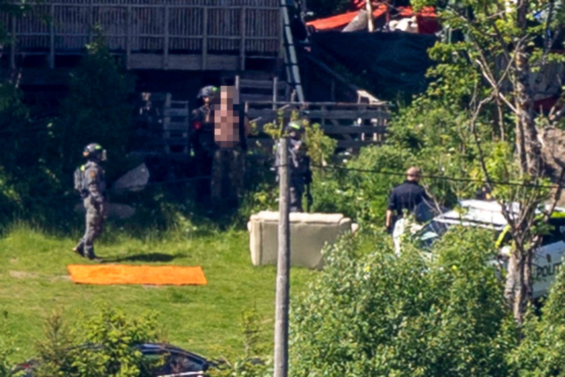 Larvik 20260526.
Politiet pågriper en person etter å ha sperret av et større område sør for Svarstad i Lågendalen tirsdag ettermiddag.
Foto: Trond Reidar Teigen / NTB Larvik 20260526.
Politiet pågriper en person etter å ha sperret av et større område sør for Svarstad i Lågendalen tirsdag ettermiddag.
Foto: Trond Reidar Teigen / NTB